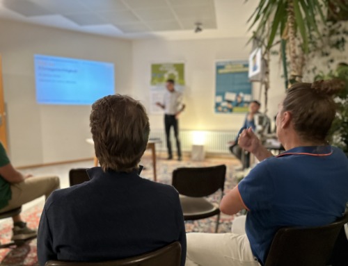 „Die Welt steht Kopf“ – Wir eröffnen Plakatausstellung in Kooperation mit Sparda-Bank