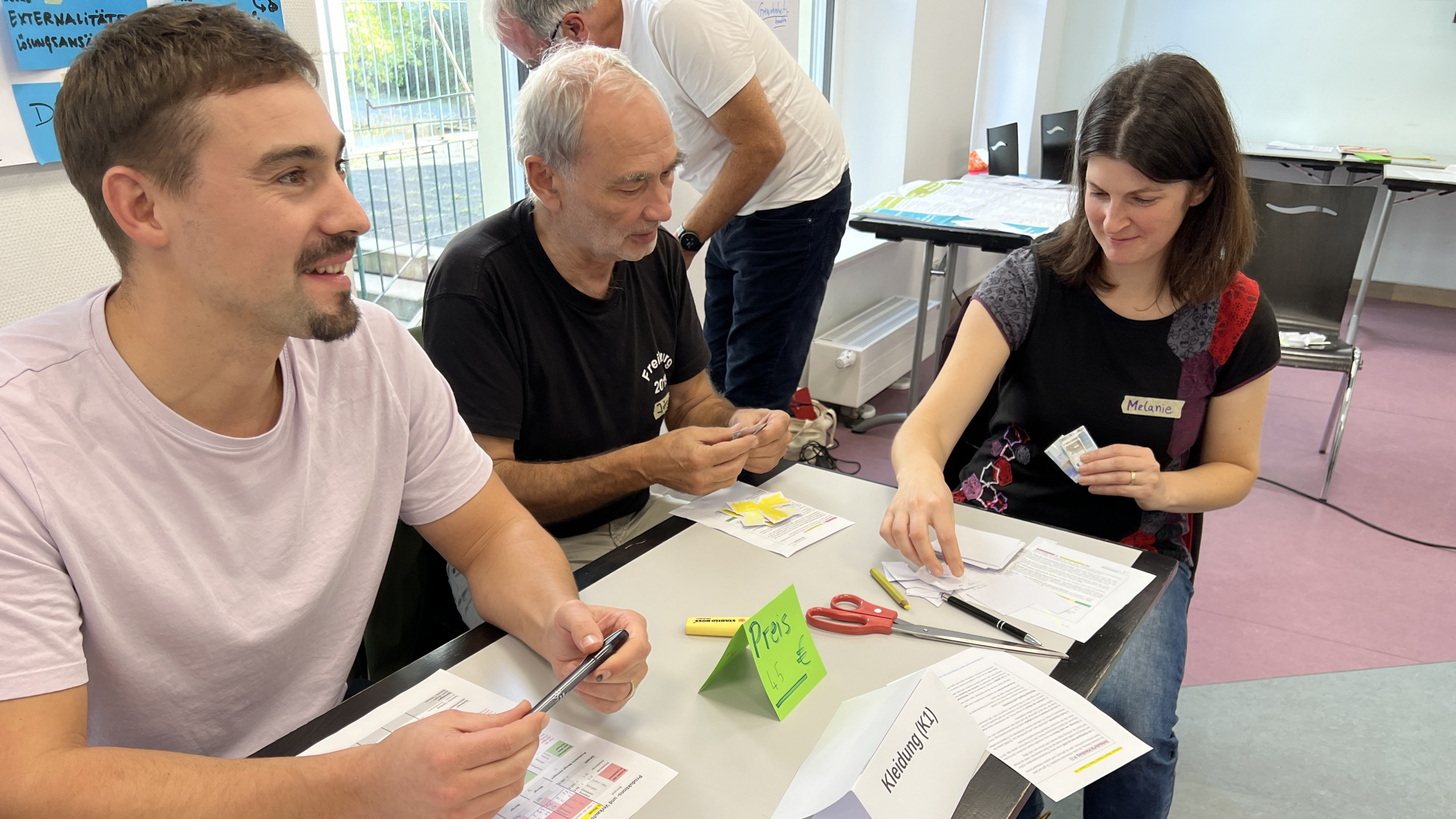 Multiplikator*innen testen ein Spiel