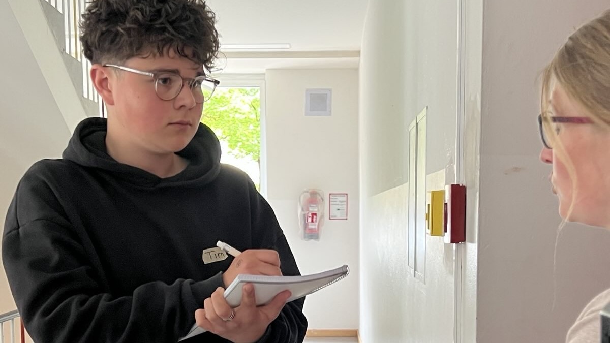 Schüler interviewt Lehrkraft