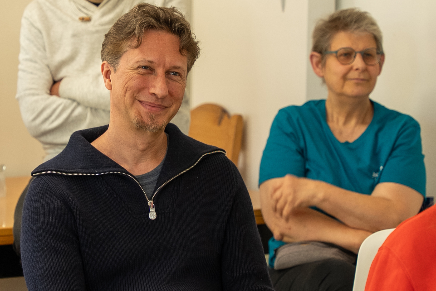 Zwei fröhliche, aber interessierte Personen aus dem Publikum.