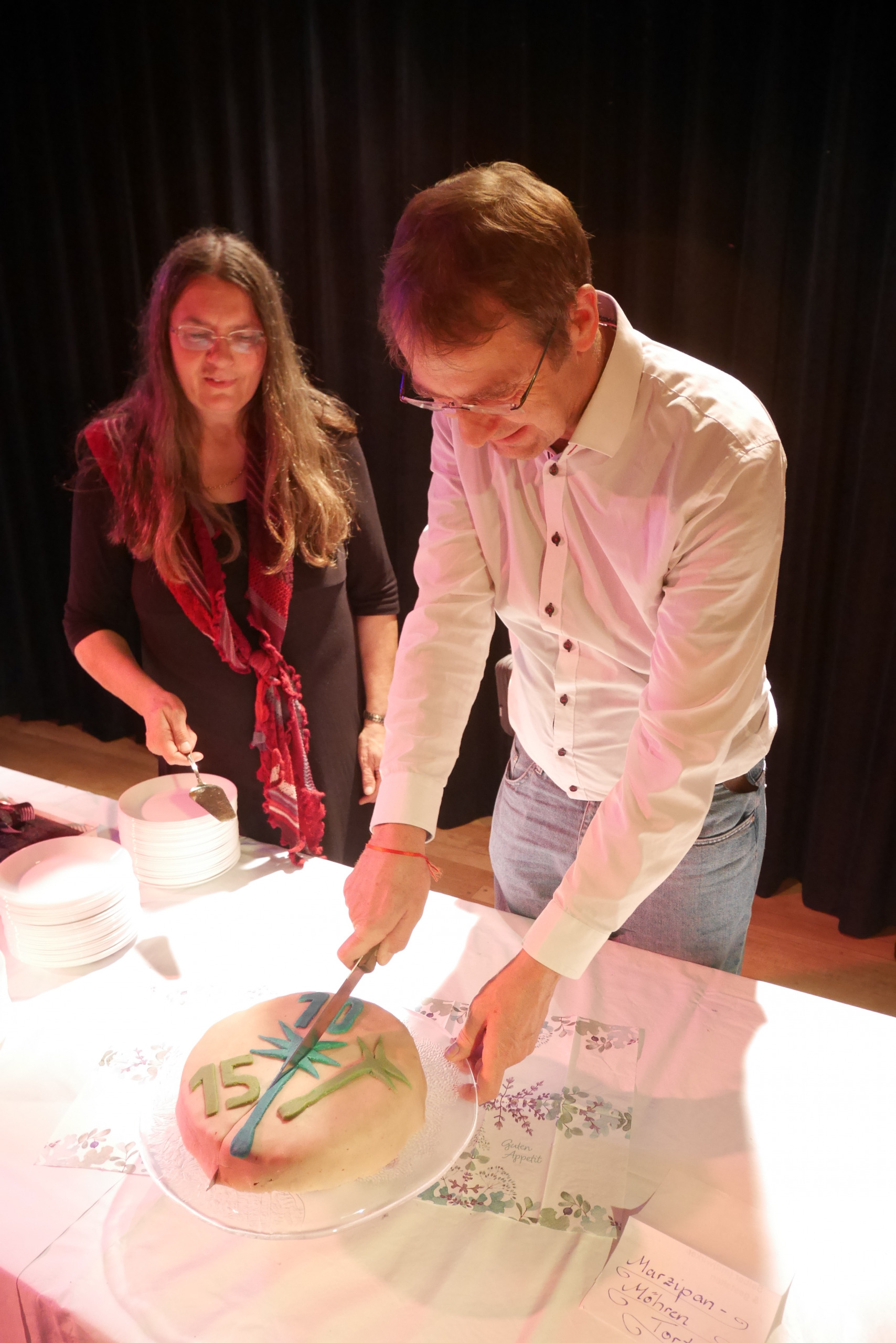 Olli schneidet die Torte an